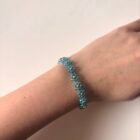 Ručno izrađena cvjetna narukvica Bloomlet Misty Blue na zapešću