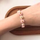 Ručno izrađena cvjetna narukvica Bloomlet Pink Veil na zapešću