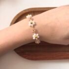 Ručno izrađena cvjetna narukvica Bloomlet Petal and Frost Harmony na zapešću
