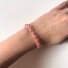 Ručno izrađena cvjetna narukvica Bloomlet Rose Luxe na zapešću