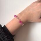 Ručno izrađena cvjetna narukvica Bloomlet Rose Bonbon na zapešću