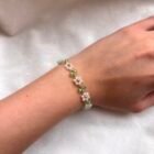 Ručno izrađena cvjetna narukvica Bloomlet Fresh Bloom na zapešću