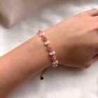 Ručno izrađena cvjetna narukvica Bloomlet Blush Sparkle na zapešću
