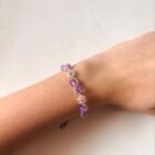 Ručno izrađena cvjetna narukvica Bloomlet Lavander Dreams na zapešću