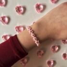 Ručno izrađena cvjetna narukvica Bloomlet Pink Promise na zapešću