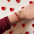 Ručno izrađena cvjetna narukvica Bloomlet Red Handed na zapešću