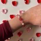 Ručno izrađena cvjetna narukvica Bloomlet Crush Hour na zapešću