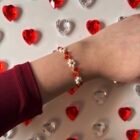 Ručno izrađena cvjetna narukvica Bloomlet Hearstring na zapešću