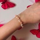 Ručno izrađena cvjetna narukvica Bloomlet Pink Aura na zapešću
