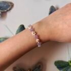 Ručno izrađena cvjetna narukvica Bloomlet Lilac Charm na zapešću