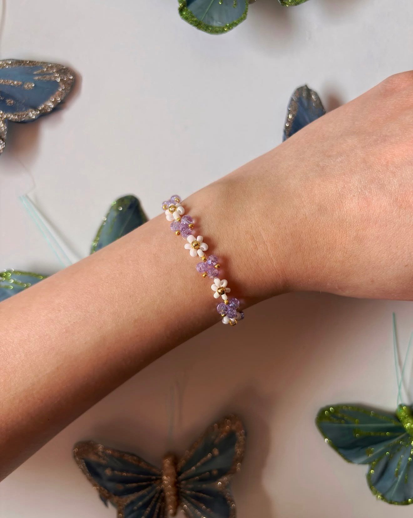 Ručno izrađena cvjetna narukvica Bloomlet Lilac Charm na zapešću