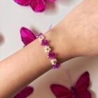 Ručno izrađena cvjetna narukvica Bloomlet Berry Spark na zapešću