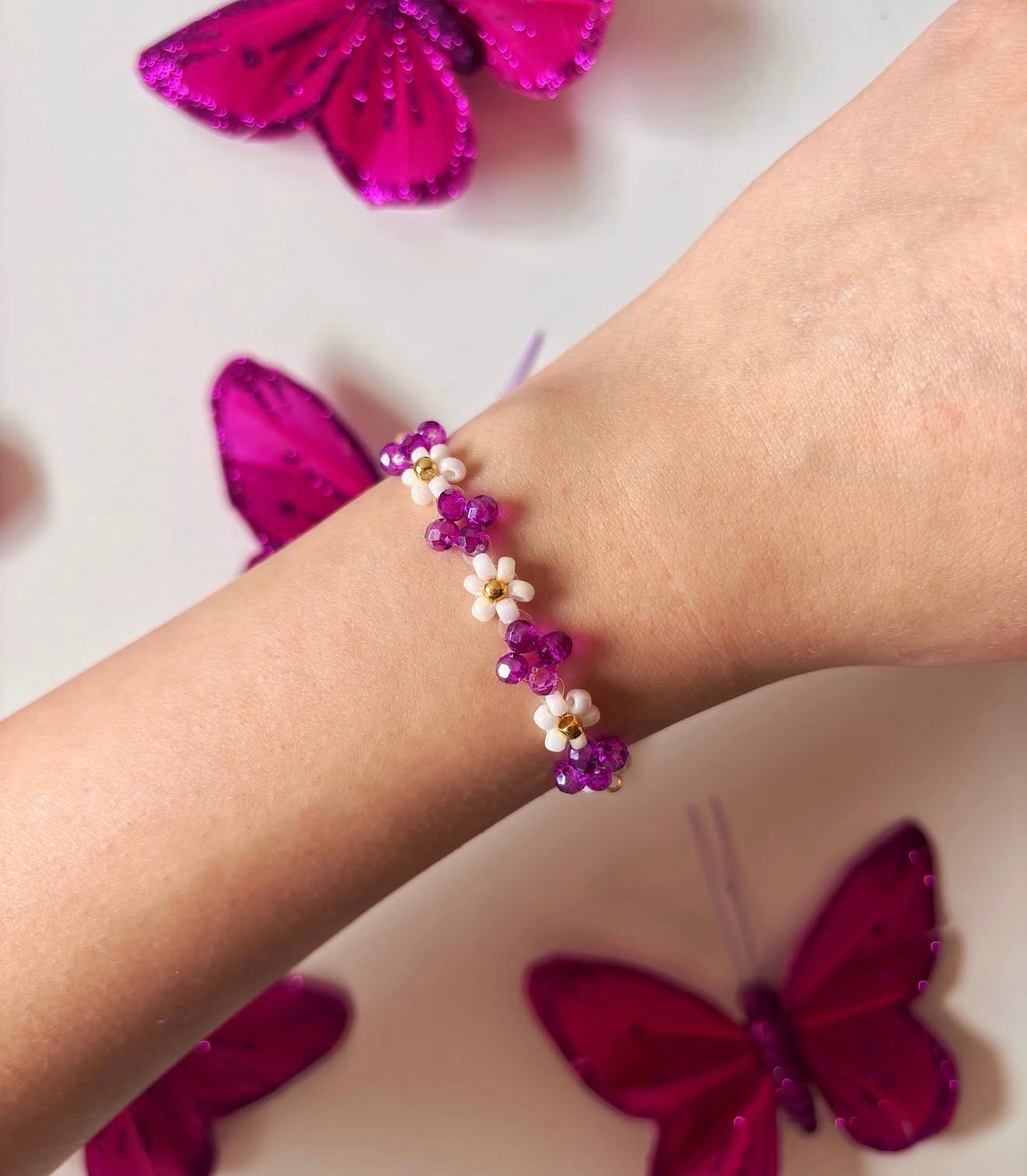 Ručno izrađena cvjetna narukvica Bloomlet Berry Spark na zapešću