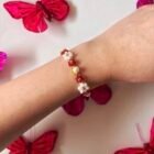Ručno izrađena cvjetna narukvica Bloomlet Cherry Stardust na zapešću