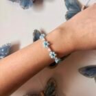 Ručno izrađena cvjetna narukvica Bloomlet Blue Wings na zapešću